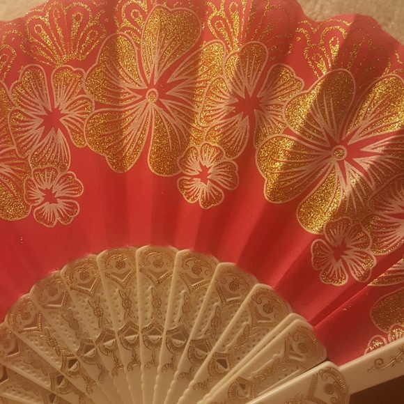 Beautifully Laced Silk Hand Fan Floral - Picture 4 of 4